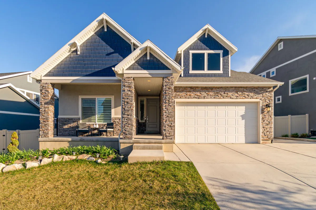 Foto diurna original: casa de estilo craftsman con garaje doble